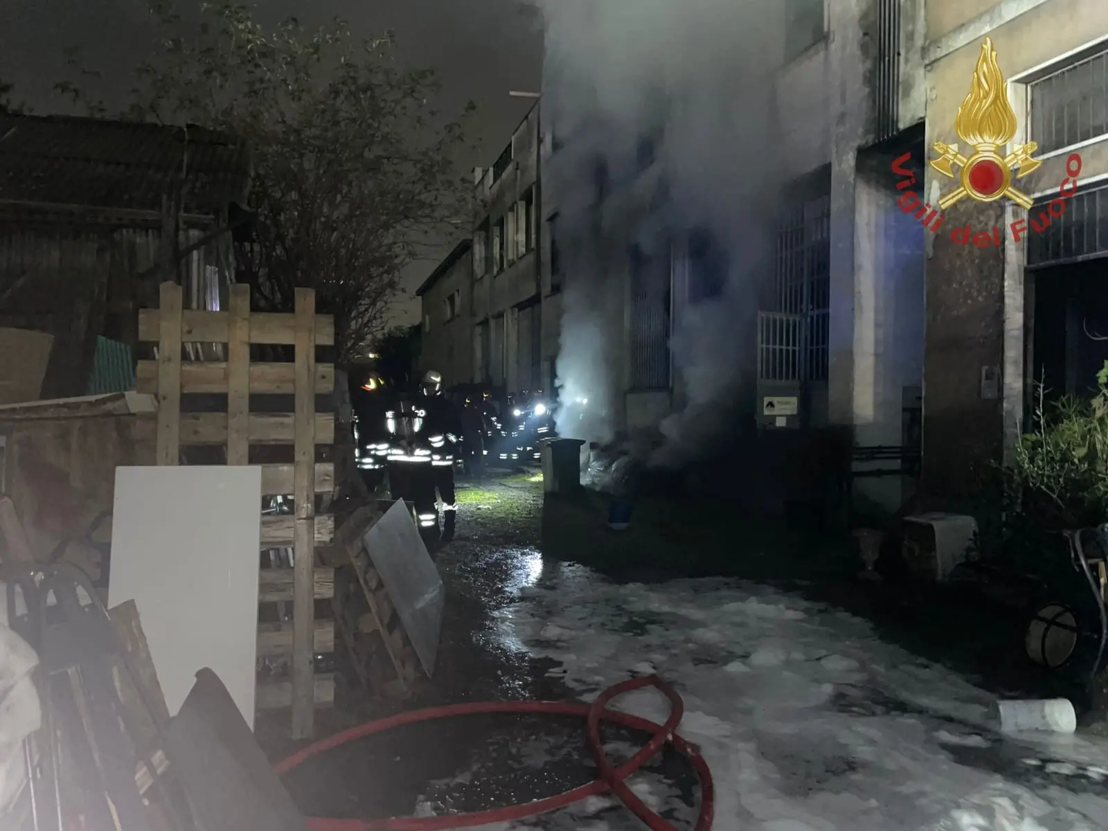 Violento incendio nella notte in via Pedroni a Milano: fiamme e fumo da una officina, dieci persone evacuate