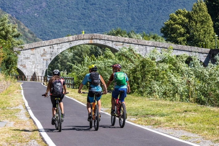 Un tratto del Sentiero Valtellina, itinerario ciclopedonale