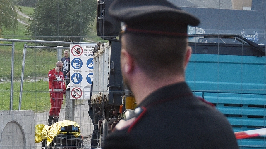 I carabinieri nell'area del cantiere dove avvenne la tragedia