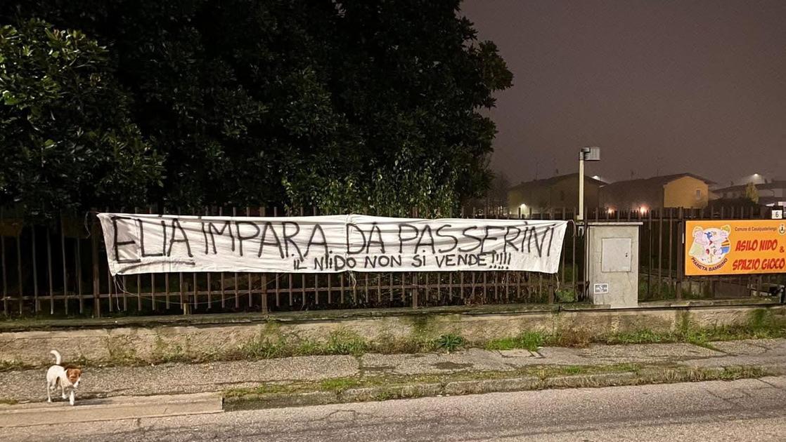 Casalpusterlengo, altro striscione contro il sindaco: nido ai privati, è protesta bis