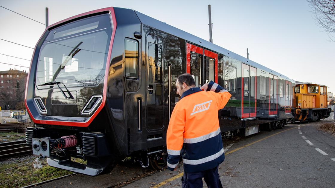 Metropolitana di Milano, arrivano i nuovi treni per la linea M1: foto e video