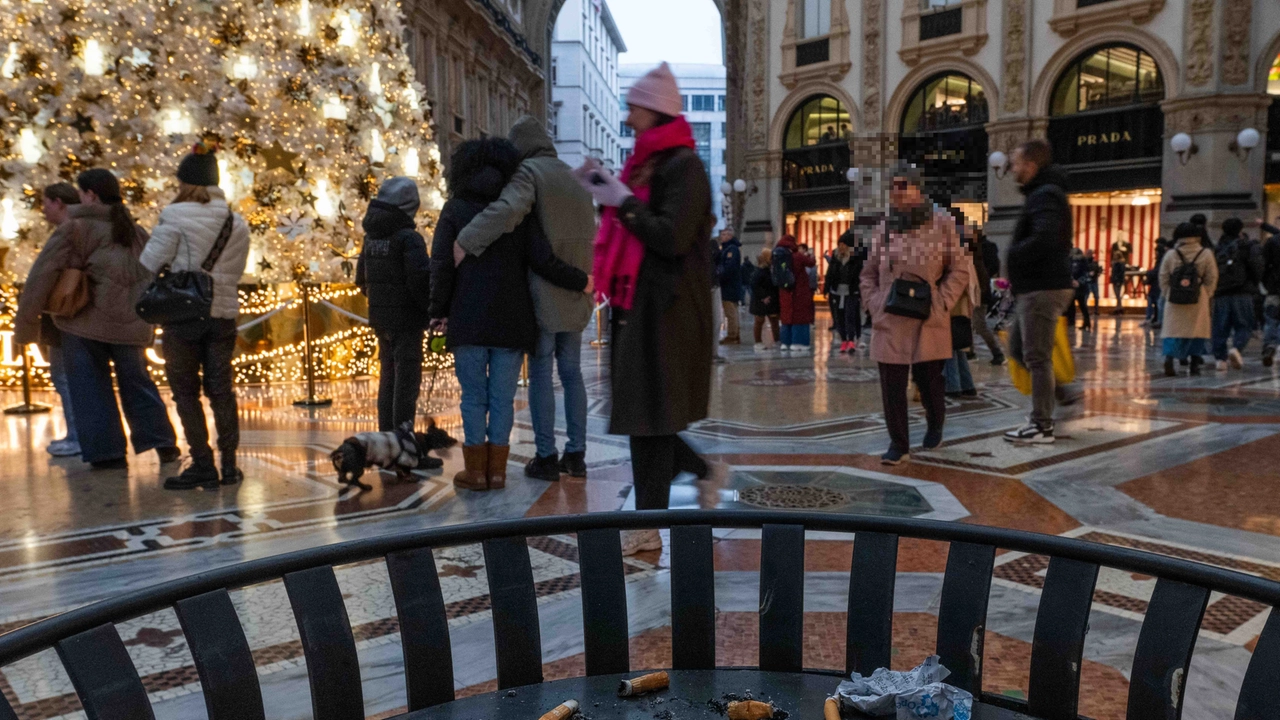 Divieto di fumo nei luoghi pubblici a Milano (Ansa/Andrea Fasani)