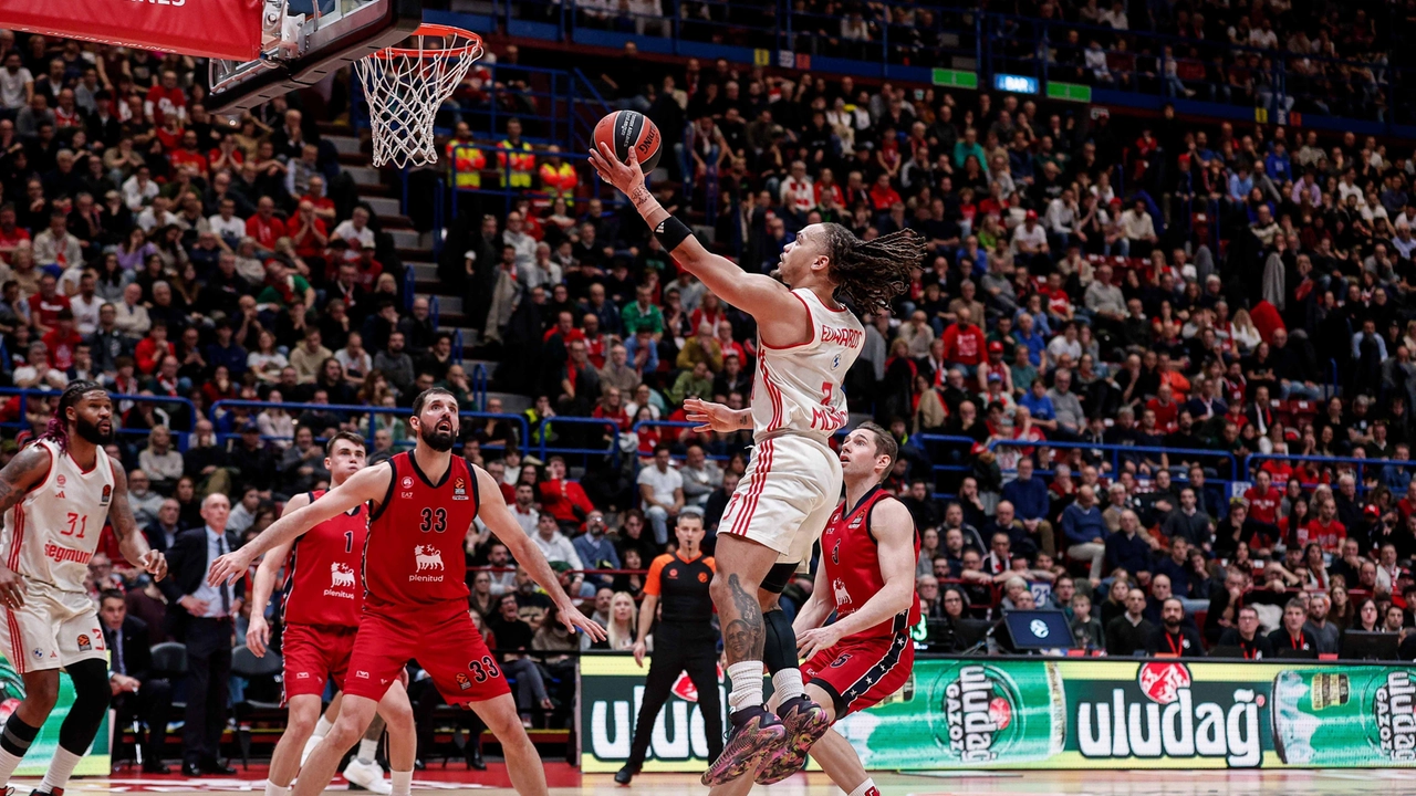 Un'azione di gioco durante la partita fra Olimpia Milano e Bayern Monaco