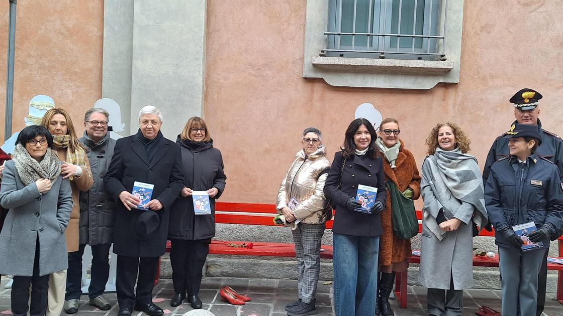 Panchine coi numeri per gli Sos alla fermata del bus