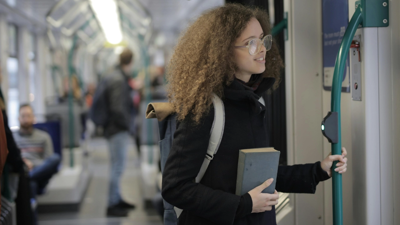 A Roma un treno della metropolitana dedicato alla lettura, iniziativa Rai-Cepell per promuovere la lettura sui mezzi pubblici. Potenziale per estensione ad altre città come Milano.