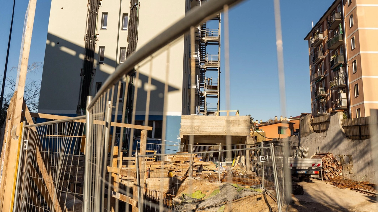 Niente stipendio prima delle feste, in tre salgono sul tetto di un edificio in ristrutturazione e minacciano di lanciarsi...