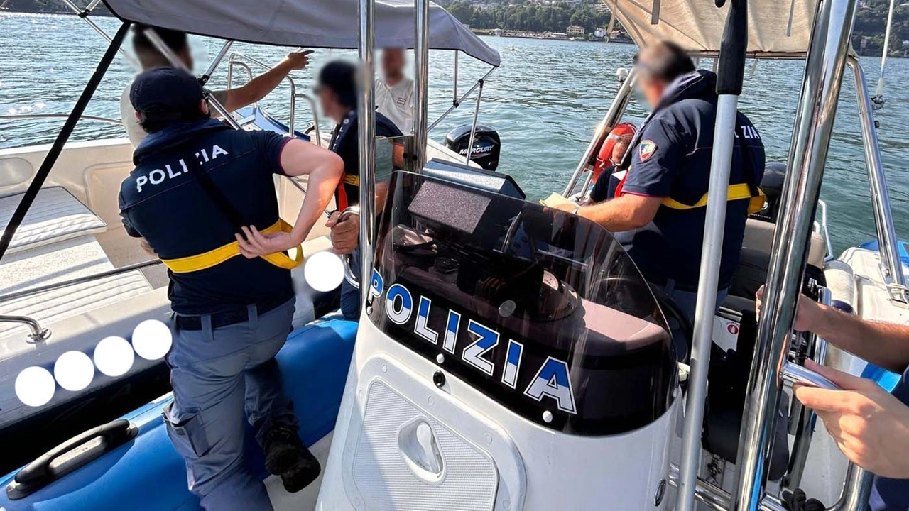 Gli agenti di polizia fermano il motoscafo sul lago di Como