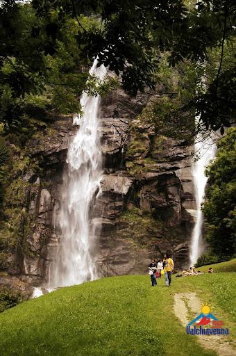 Cascate dell’Acquafraggia, ponticelli in legno e nuovi arredi: “Puntiamo al turismo di qualità”