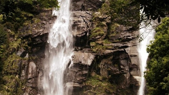 Le cascate di Acquafraggia si trovano in località di Borgonuovo all’imbocco della Val Bregaglia Sono altamente spettacolari: impressionarono Leonardo Da Vinci