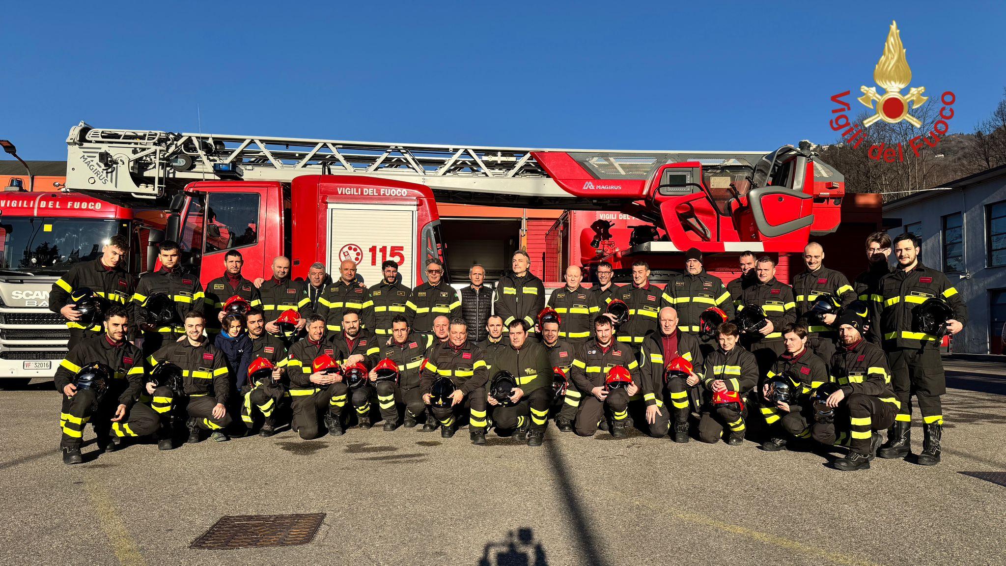 Como, consegna dei fregi e degli elmi per sedici nuovi vigili del fuoco volontari