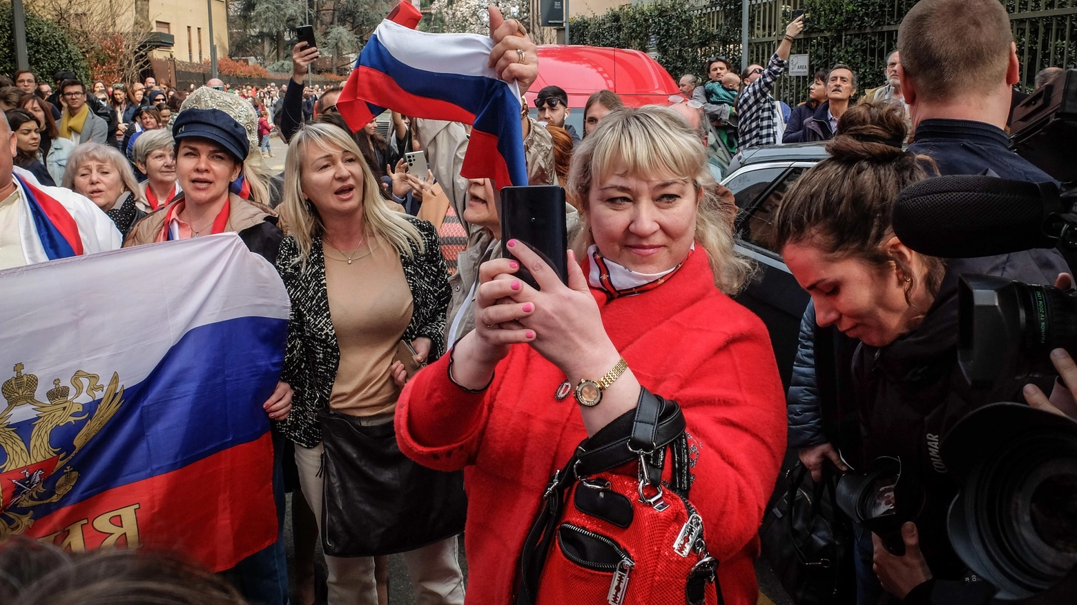 Sostenitori di Putin al consolato russo per il voto