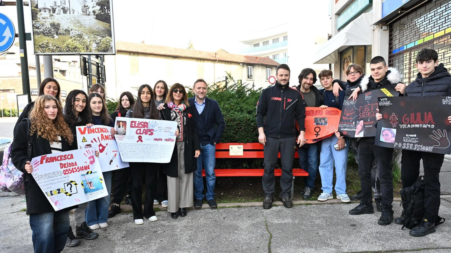 Una panchina rossa a Casbeno. Residenti e negozianti in campo:: "No alla violenza sulle donne"