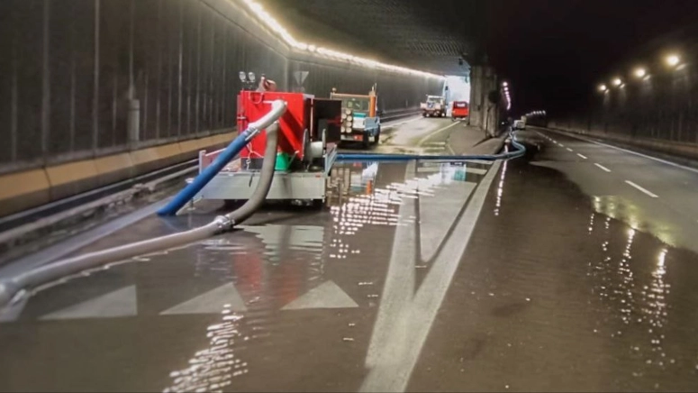 I vigili del fuoco mentre prosciugano l'acqua nella galleria San Martino