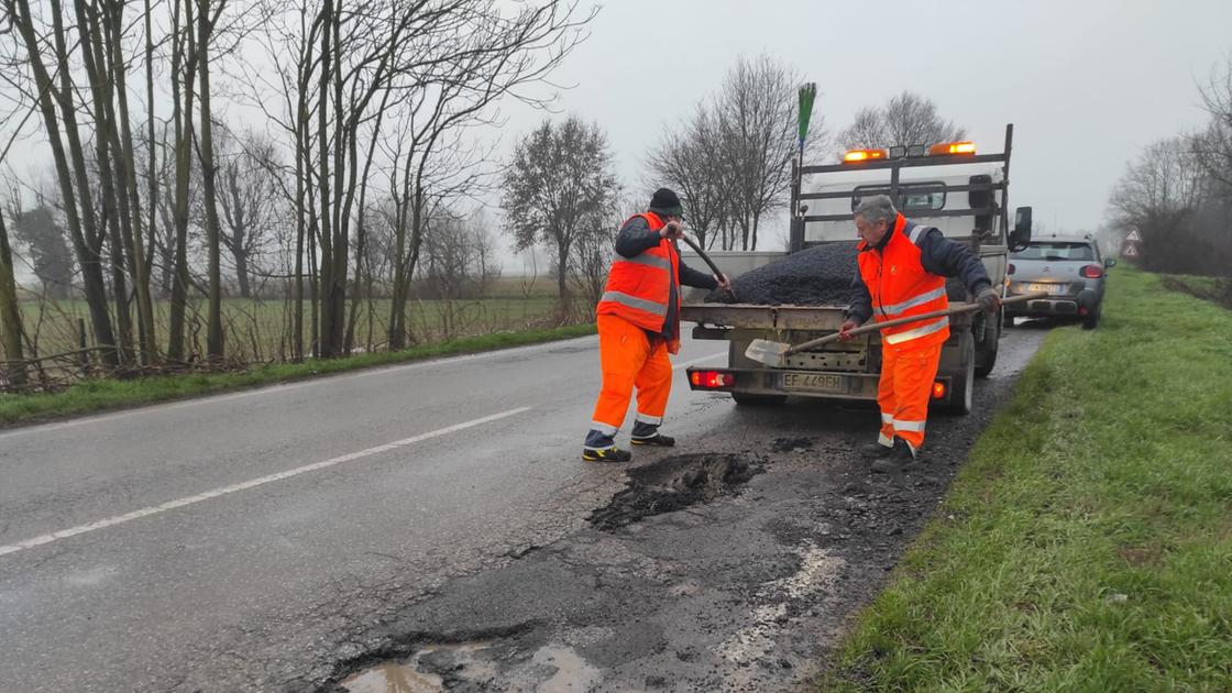 Sulla provinciale sp27 tra Cavacurta e Castiglione le buche sull’asfalto fanno strage di pneumatici