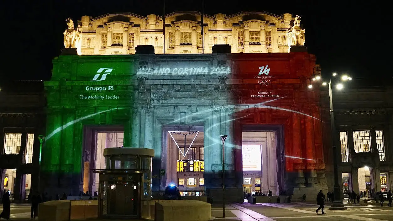 OIimpiadi invernali 2026, la facciata della stazione Centrale di Milano illuminata con il tricolore