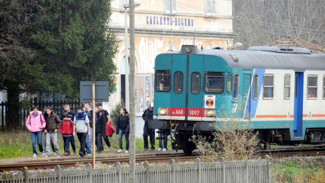 Treni fermi per due anni sulla linea Como Lecco, i pendolari insorgono: “Rivedete i tempi”