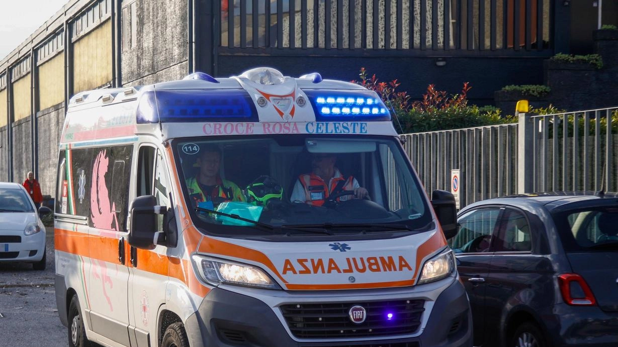 L’uomo di 75 anni è. precipitato dal tetto di un capannone alto 8 metri Sul posto l’elisoccorso e due ambulanze