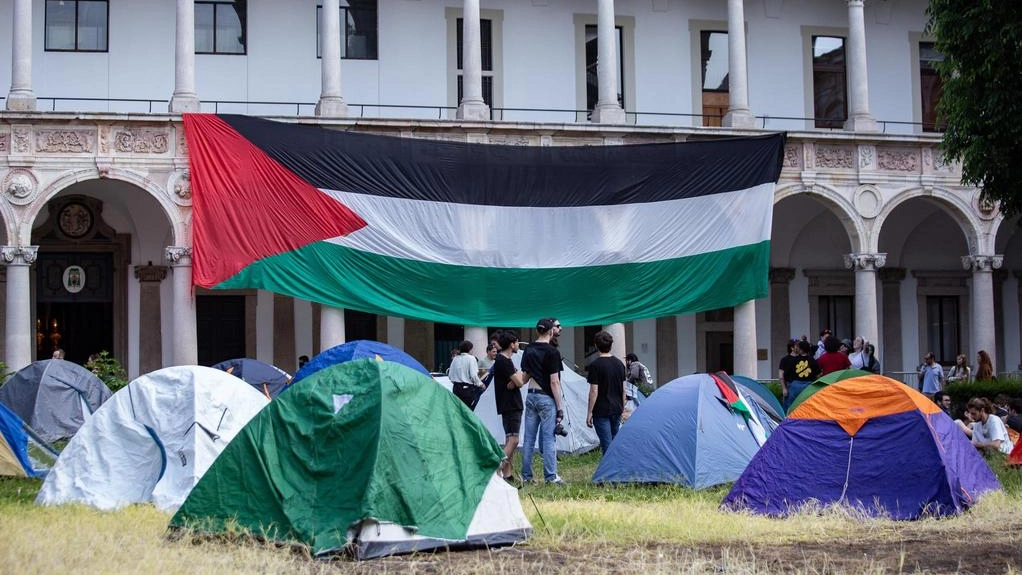 Occupata la Statale. I pro Palestina in tenda si prendono un cortile: "Restiamo a oltranza"