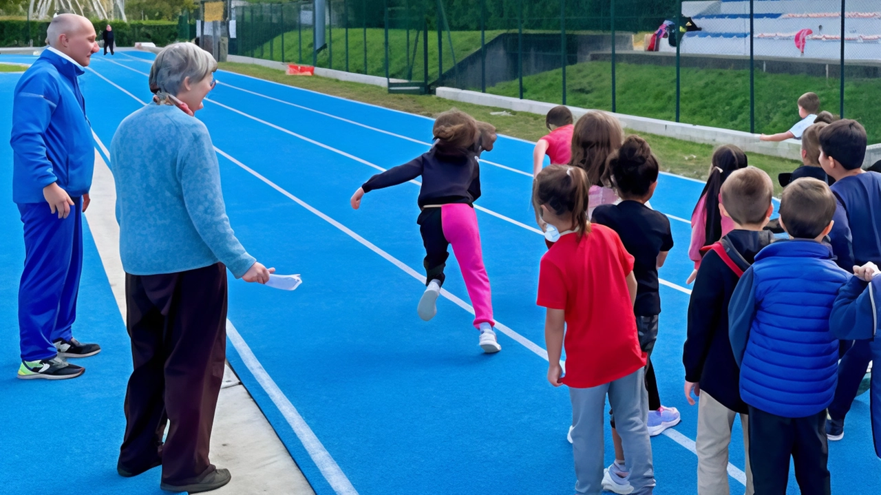 Inaugurata la nuova pista d'atletica Azzurra a Dervio, sul lago di Como. Un investimento di mezzo milione di euro per promuovere l'atletica leggera nella zona, con la presenza di autorità locali e regionali. La struttura dispone di 4 corsie, un rettilineo di 100 metri e un'illuminazione per allenamenti serali. Prossimi progetti includono campi da beach volley e un palazzetto dello sport.