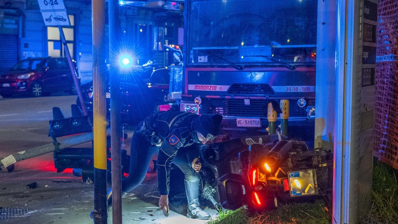 Il casco perso in via San Barnaba