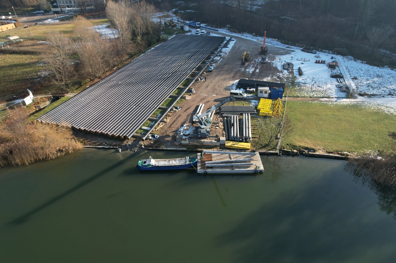 Chiatte galleggianti sul lago di Annone