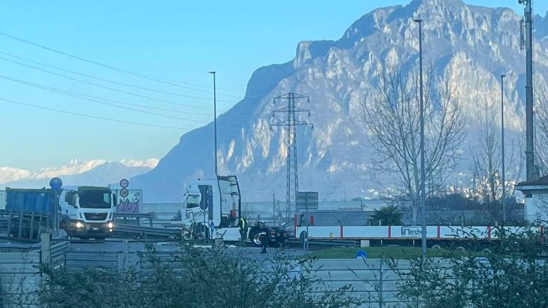 Lecco, camion perde il rimorchio alla rotatoria: caos e traffico in tilt