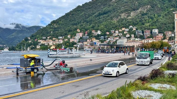 Lario oltre il limite. Piazza Cavour allagata nonostante le paratie