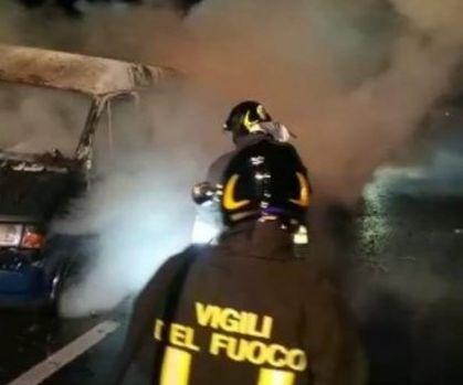 Milano, morto dentro tir in fiamme: mistero in via Toffetti