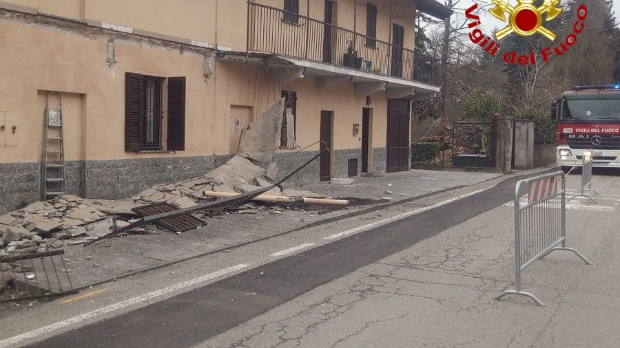 Il balcone collassato questa mattina in via Maddalena