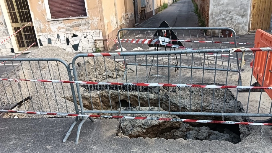 L’asfalto ha ceduto in via Lelia Lodigiani, stretta strada centrale dove transitano moltissimi pedoni