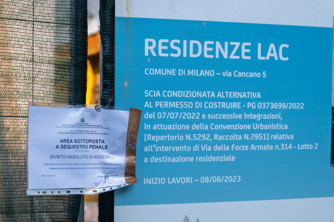 I sigilli posti all'ingresso del cantiere delle Residenze Lac (foto Fasani)