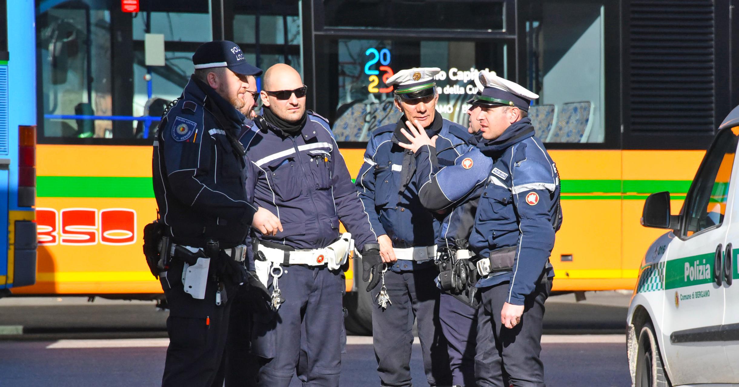 Il bus “prigioniero” dei baby vandali, altri casi sulla linea per Suisio. La minaccia: “Basta o la sopprimiamo”