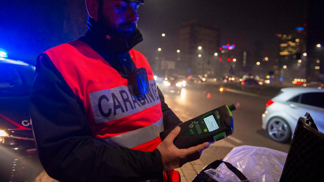 Sbanda vistosamente e fa incidente: era al volante ubriaco. Denunciato 51enne, via la patente