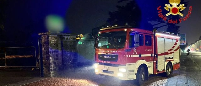 Un 27enne con un gesto eroico ha cercato di domare le fiamme che uscivano dall’auto, mettendo in sicurezza il distributore di benzina a rischio esplosione