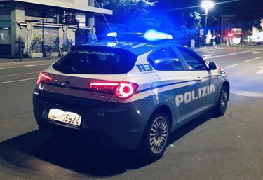 Rapina con sparatoria a Milano, feriti il negoziante 67enne e la figlia: uscivano dal bar con il sacco dei gratta e vinci