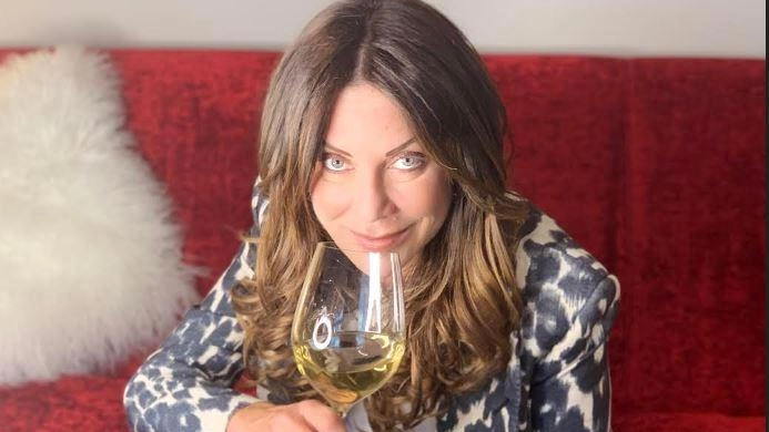 Cristiana Lauro svela vizi e virtù del mondo enologico nel suo “Wine not? Racconti di enofanatismo“