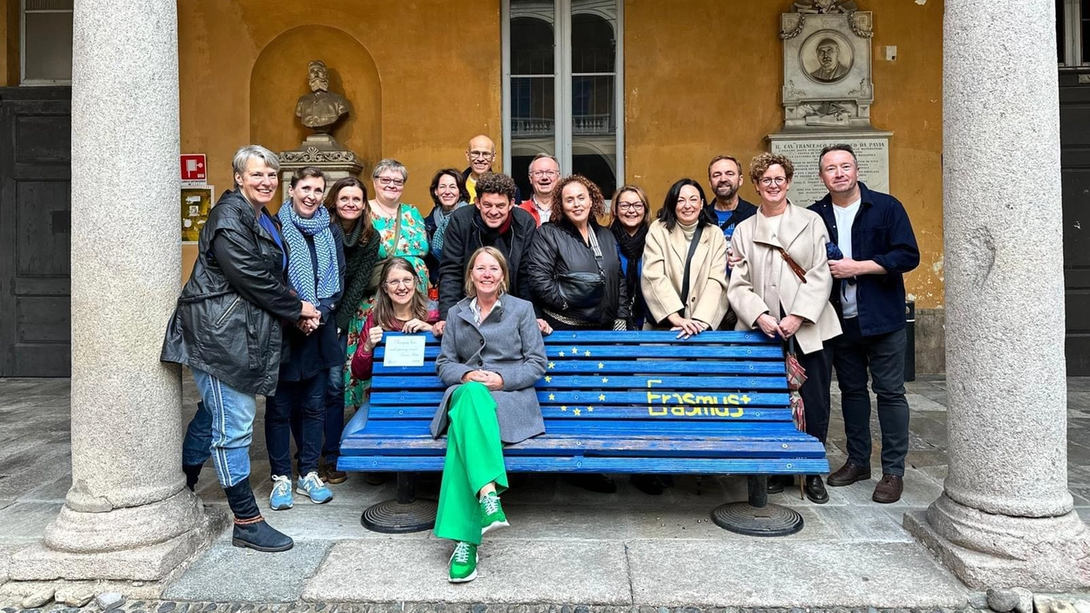 La foto di gruppo dei "ragazzi" Erasmus di trent'anni fa ritrovatisi a Pavia