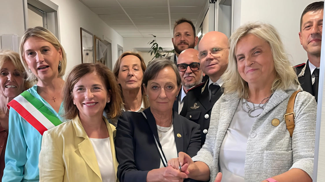 Inaugurata a Pioltello "Una stanza tutta per te", un locale dedicato all'ascolto protetto delle vittime di violenze di genere, in collaborazione con l'arma dei carabinieri e Soroptimist International Italia.