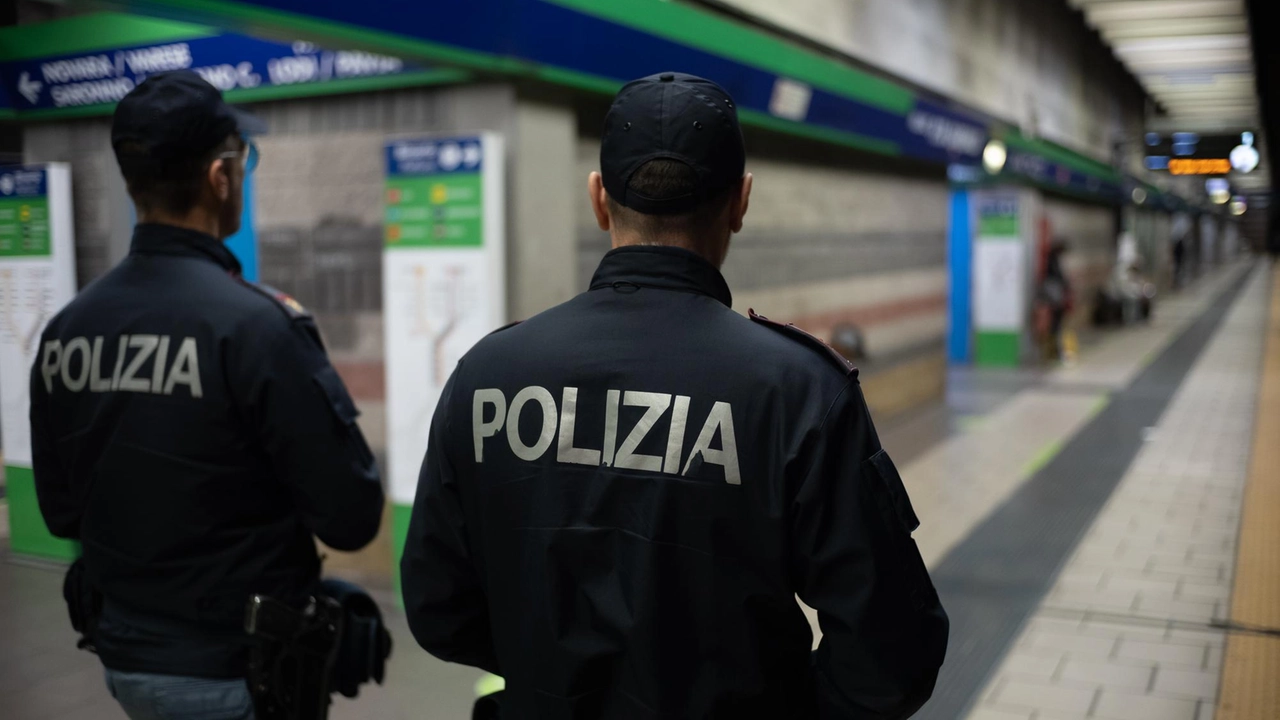 Polizia ferroviaria in una stazione del passante ferroviario di Milano