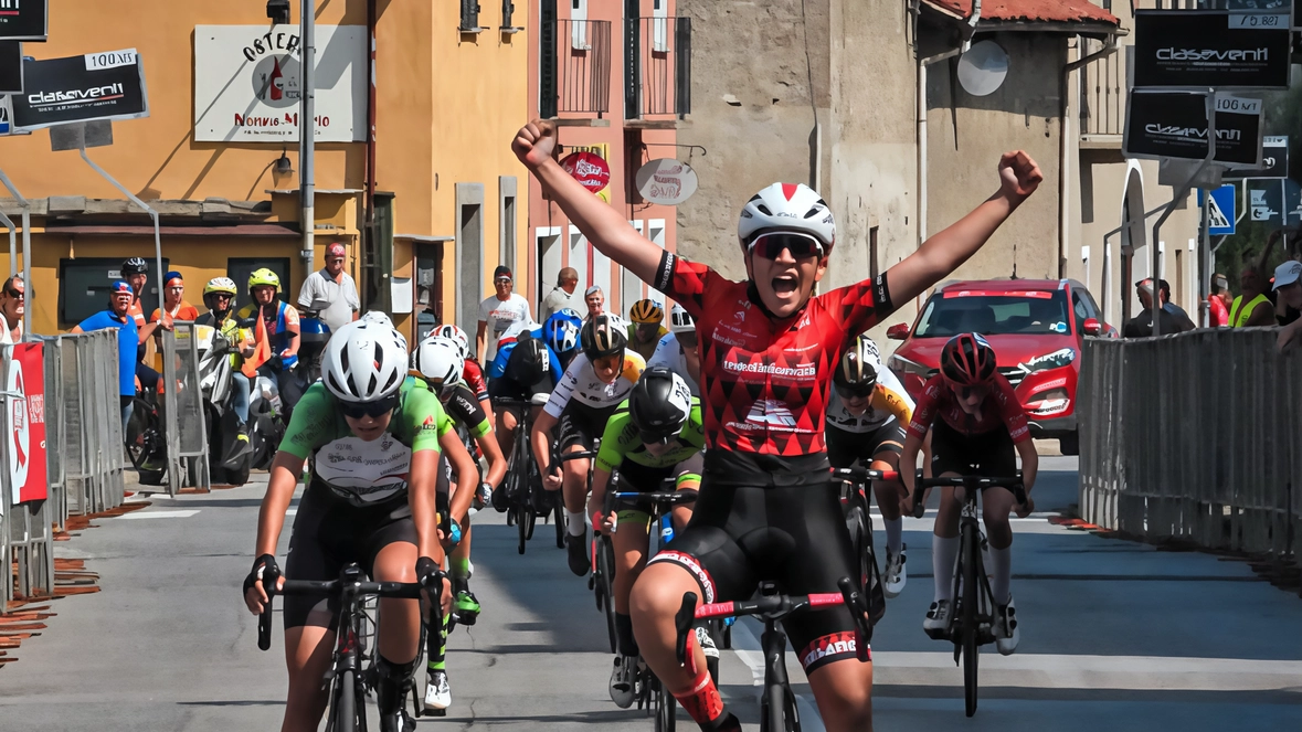 Giulia Lombardi e Maria Acuti trionfano al Trofeo Rosa a Osasco, confermando il dominio del ciclismo femminile brianzolo. Lombardi si aggiudica la categoria esordienti e allieve, mentre Acuti conquista la sua ottava vittoria stagionale.