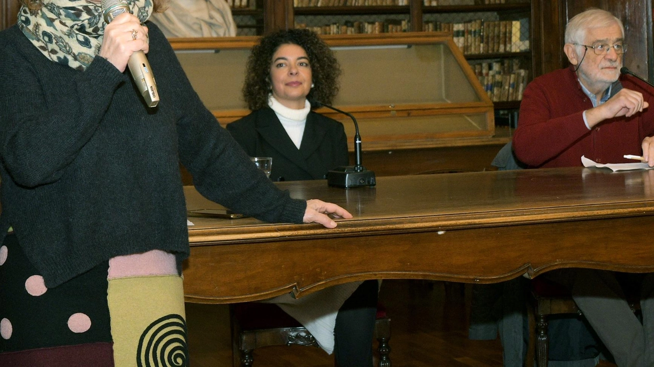 La presentazione del libro di Sarah Mustafa (al centro della foto). , con la direttrice della biblioteca Antonella Campagna e il professor Gianni Viaggi