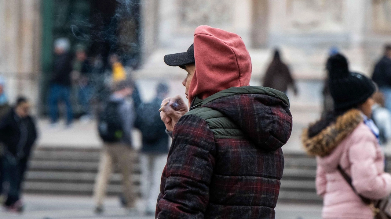 Un giovane mentre fuma in Piazza Duomo: dal 1° gennaio è vietato