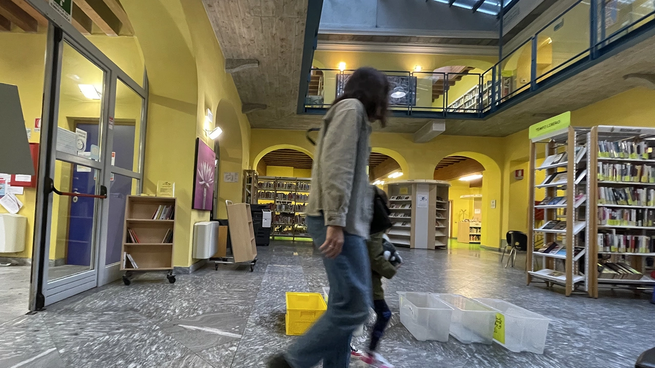 I secchi per raccogliere l'acqua nella biblioteca di San Gerardo