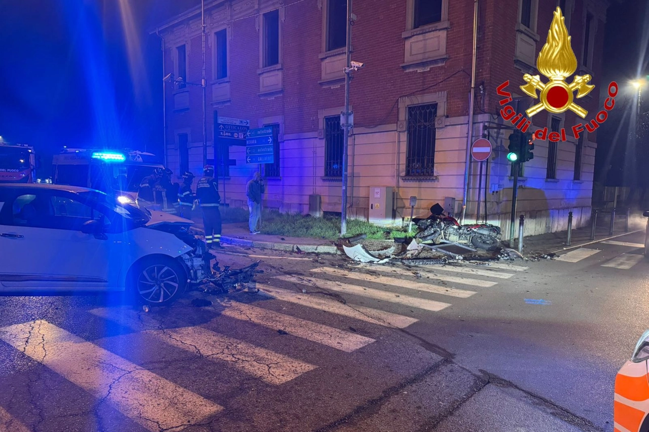 L'autovettura e la moto coinvolti nello schianto