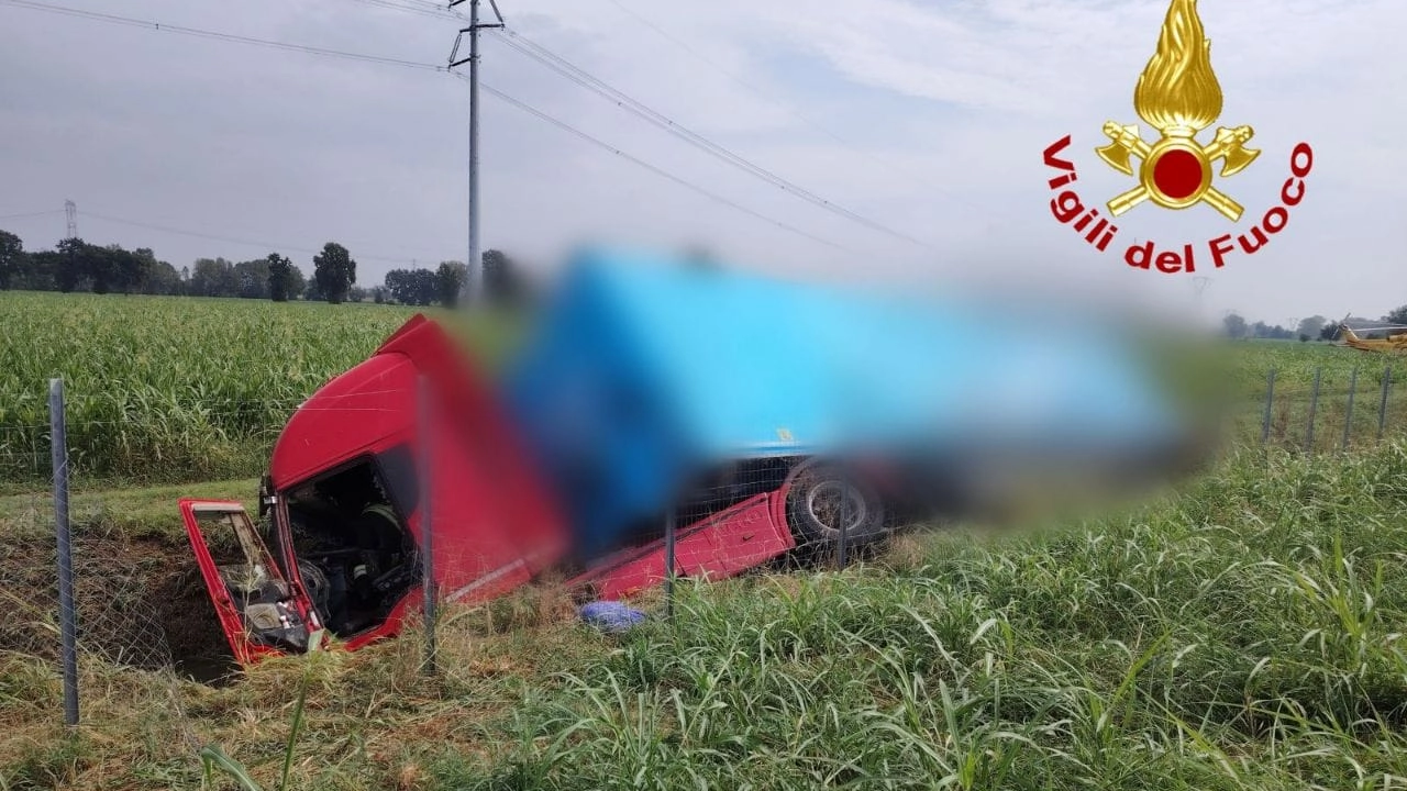 Il camion che è finito in un fosso al bordo dell'autostrada A1 all'altezza di Somaglia