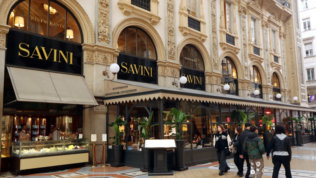 Le vetrine dello storico ristorante Savini in Galleria Vittorio Emanuele