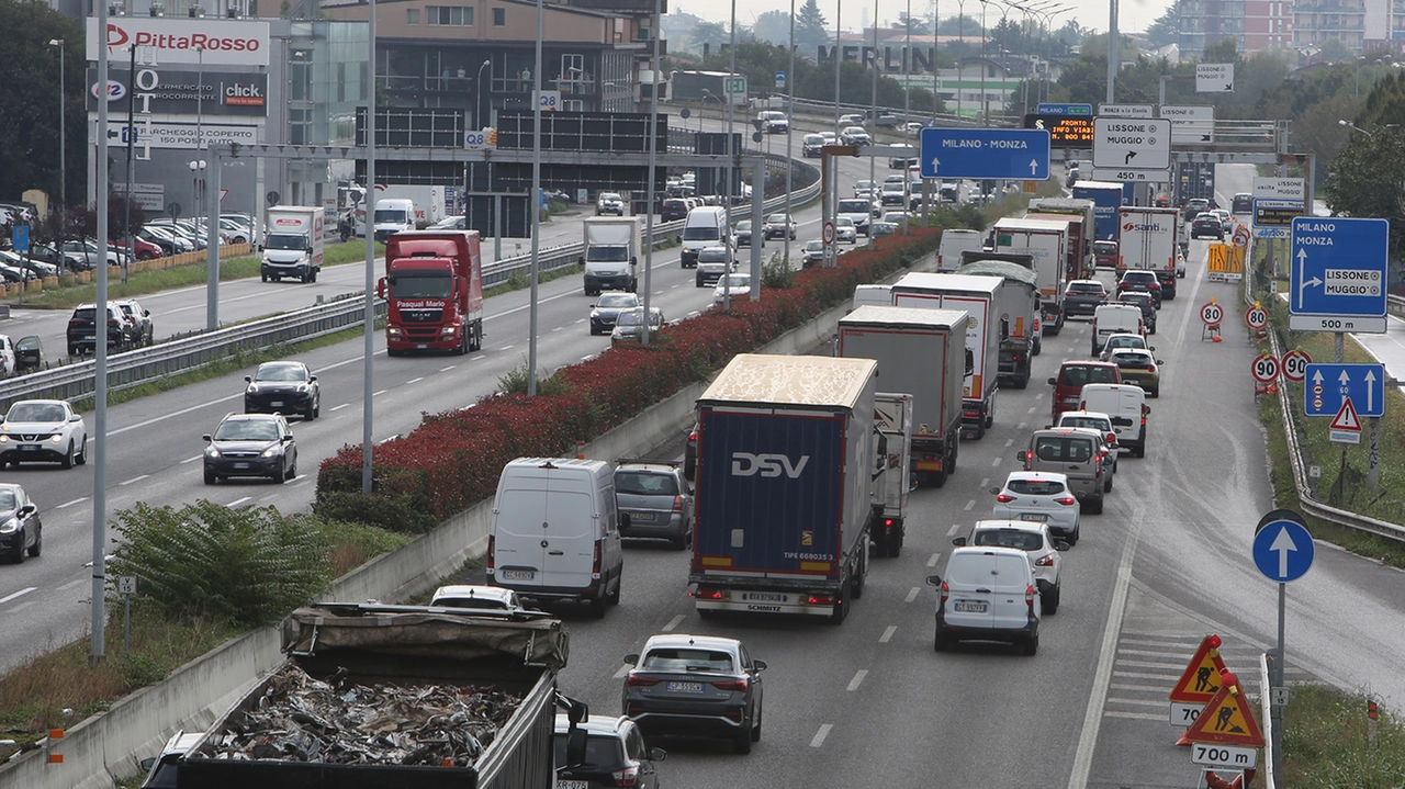 Svincoli bloccati e asfaltature hanno costretto migliaia di automobilisti a uscire appena possibile dal viale paralizzato intasando anche la viabilità locale