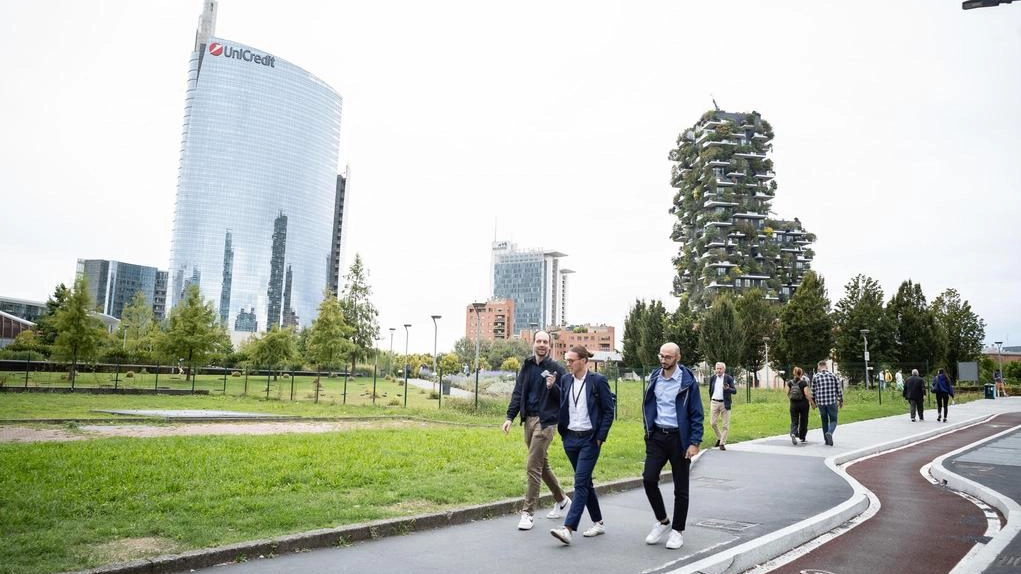 La "Biblioteca degli alberi" a Porta Nuova è un giardino botanico contemporaneo molto frequentato, apprezzato per la sua bellezza ma anche criticato per problemi di sicurezza.