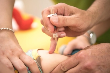 Morbillo, boom di infezioni in Europa: casi aumentati di 60 volte nel 2023. L’Oms: “Quasi 2 milioni di bambini non vaccinati in tre anni”