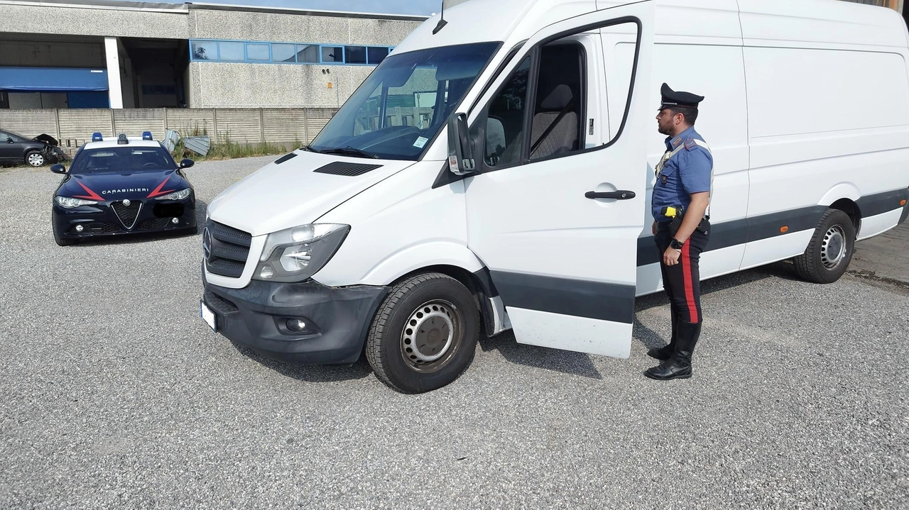 Un furgone rubato a Cremona è stato inseguito dai carabinieri lungo la tangenziale di Crema. Il ladro è fuggito a piedi, ma il veicolo è stato recuperato e restituito al legittimo proprietario.